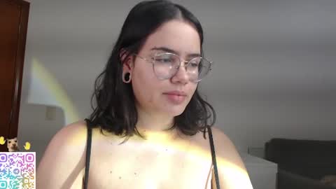 Snapshot of velvetcrystal chatting on July 2026 03:19:01 AM Crystal PVT OPEN online show from July 2026 03:19:01 AM