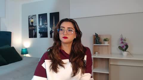 Mia online show from September 2025 12:28:02 PM
