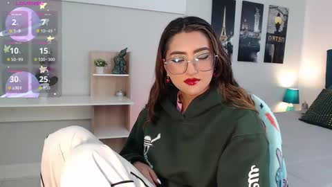 Mia online show from October 2025 12:45:02 PM