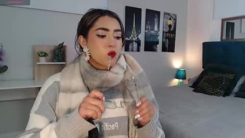 Mia online show from October 2025 12:24:01 PM