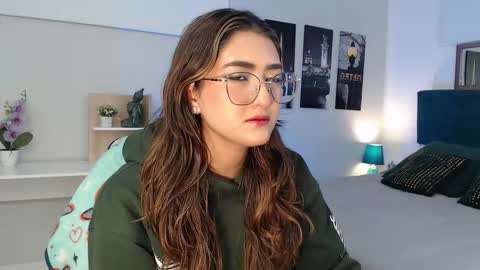 Mia online show from October 2025 12:28:02 PM