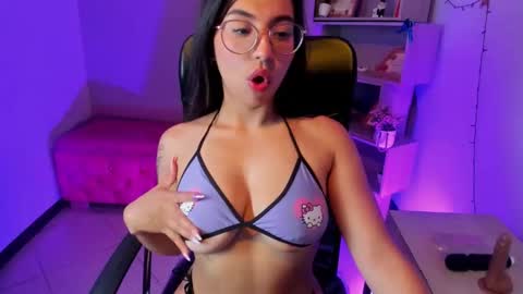Snapshot of veronicacream_ chatting on April 2026 10:23:02 PM VeronicaCream online show from April 2026 10:23:02 PM