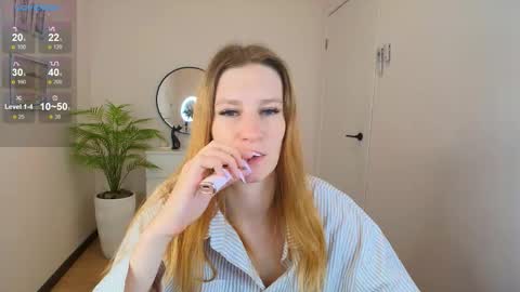 Snapshot of viamltdreamer chatting on October 2025 02:31:01 AM viamltdreamer online show from October 2025 02:31:01 AM