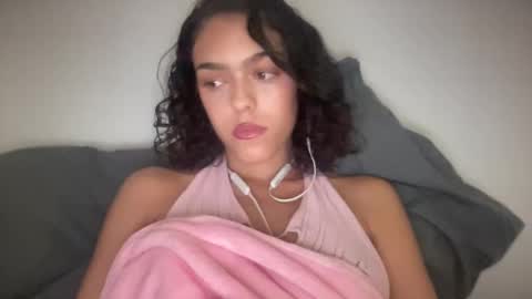Snapshot of vickyyyx chatting on January 2025 03:35:01 AM Goddess Victory  online show from January 2025 03:35:01 AM