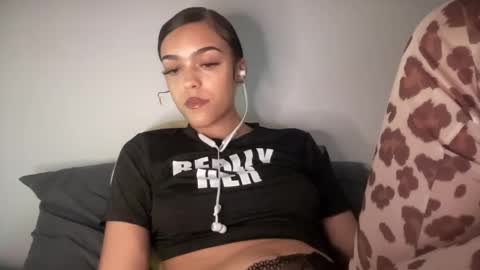 Snapshot of vickyyyx chatting on February 2025 03:41:01 AM Goddess Victory  online show from February 2025 03:41:01 AM