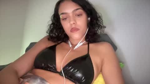 Snapshot of vickyyyx chatting on February 2025 05:10:01 AM Goddess Victory  online show from February 2025 05:10:01 AM