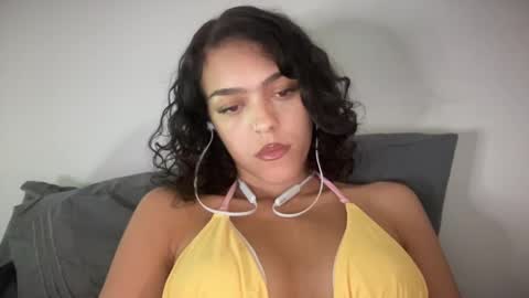 Snapshot of vickyyyx chatting on February 2025 12:53:02 AM Goddess Victory  online show from February 2025 12:53:02 AM