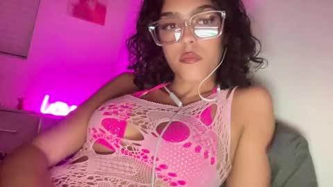 Snapshot of vickyyyx chatting on February 2025 04:23:02 AM Goddess Victory  online show from February 2025 04:23:02 AM