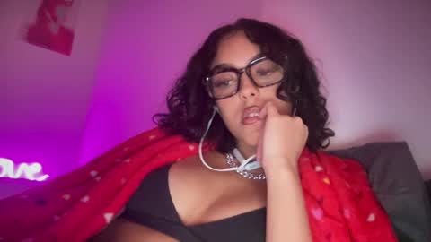 Snapshot of vickyyyx chatting on February 2025 01:13:02 AM Goddess Victory  online show from February 2025 01:13:02 AM