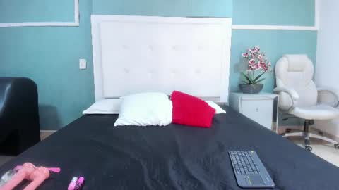 Snapshot of victoria_cutee chatting on June 2026 01:37:02 PM online show from June 2026 01:37:02 PM