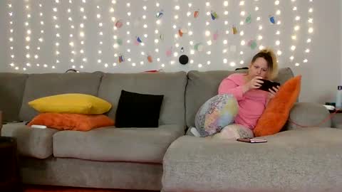 Snapshot of victoriaandjesse chatting on December 2024 03:03:02 AM Victoria and Jesse online show from December 2024 03:03:02 AM