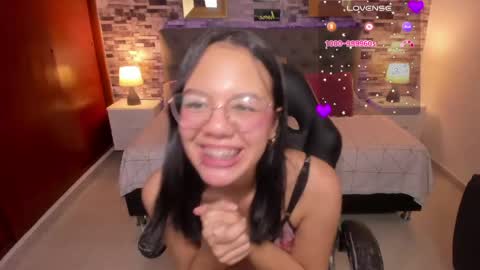 Snapshot of viiolet__moon chatting on May 2026 04:56:02 PM Violet online show from May 2026 04:56:02 PM