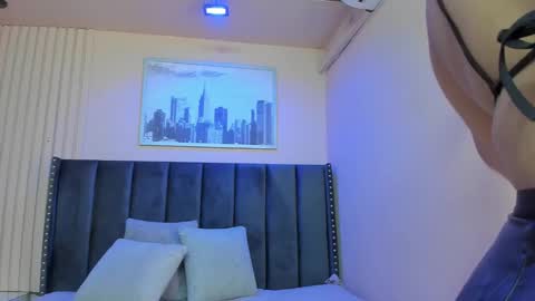 Viiolett online show from March 2025 08:10:01 PM