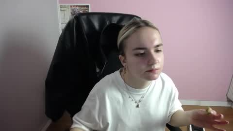 Snapshot of viktoria_lovely chatting on April 2026 06:27:02 AM viktoria_lovely online show from April 2026 06:27:02 AM