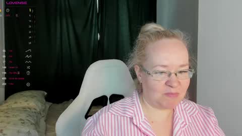 Snapshot of violasmithh chatting on May 2026 04:40:01 AM violasmithh online show from May 2026 04:40:01 AM