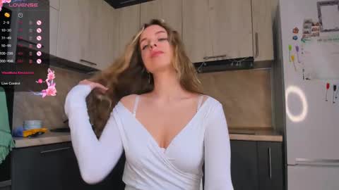 Snapshot of violet_blue_eyes chatting on February 2025 01:53:02 PM Violet online show from February 2025 01:53:02 PM