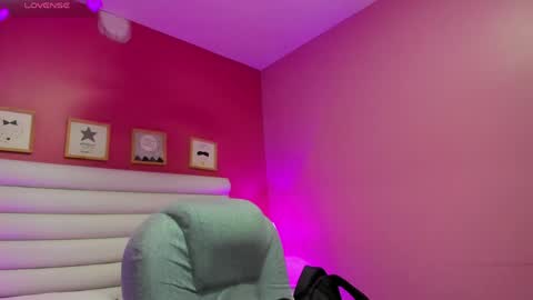 Snapshot of violet_sinclair chatting on April 2026 11:27:01 AM violet_sinclair online show from April 2026 11:27:01 AM
