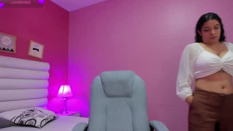 Snapshot of violet_sinclair chatting on May 2026 11:28:01 AM violet_sinclair online show from May 2026 11:28:01 AM
