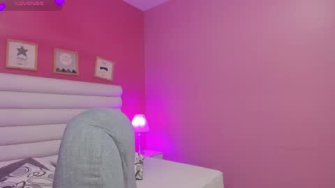 Snapshot of violet_sinclair chatting on June 2026 11:34:01 AM violet_sinclair online show from June 2026 11:34:01 AM