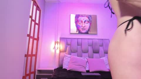 violet_storm_ online show from December 2025 05:25:01 AM