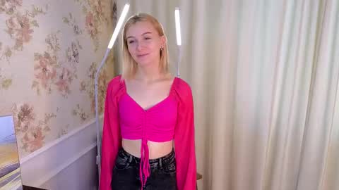 Snapshot of violetdelcourt chatting on October 2025 03:18:02 AM Mia online show from October 2025 03:18:02 AM