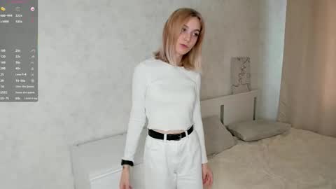 Snapshot of violetdelcourt chatting on October 2025 04:24:01 AM Mia online show from October 2025 04:24:01 AM