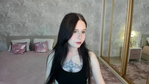Snapshot of violetharmee chatting on May 2026 04:17:01 AM violetharmee online show from May 2026 04:17:01 AM