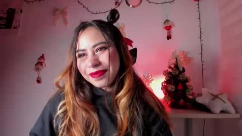 Snapshot of violett_red chatting on December 2025 11:45:01 PM Violeta online show from December 2025 11:45:01 PM