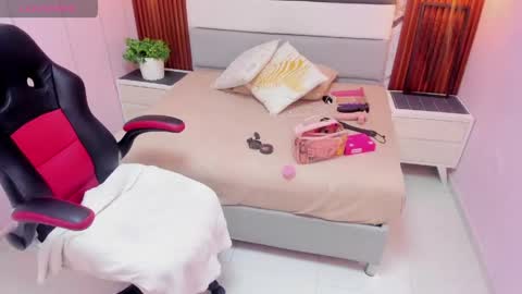Snapshot of violetta_ross1 chatting on May 2026 01:10:02 PM VIOLETTA online show from May 2026 01:10:02 PM