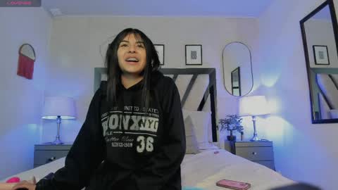 Snapshot of violettaa_stone chatting on April 2026 07:19:01 PM Violettaa online show from April 2026 07:19:01 PM