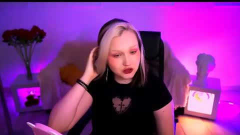 Snapshot of violettwoods chatting on June 2026 06:25:02 AM Violett online show from June 2026 06:25:02 AM