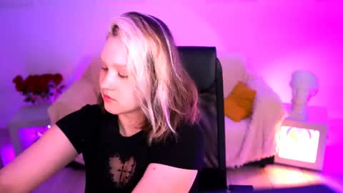 Snapshot of violettwoods chatting on July 2026 06:18:01 AM Violett online show from July 2026 06:18:01 AM