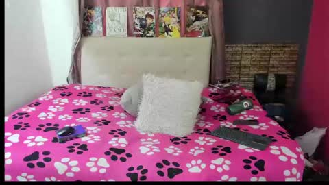 Snapshot of violl3t_fox chatting on June 2026 05:00:01 PM Isabella online show from June 2026 05:00:01 PM