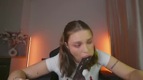 Snapshot of viollasinzz chatting on June 2026 06:42:02 AM Violla online show from June 2026 06:42:02 AM