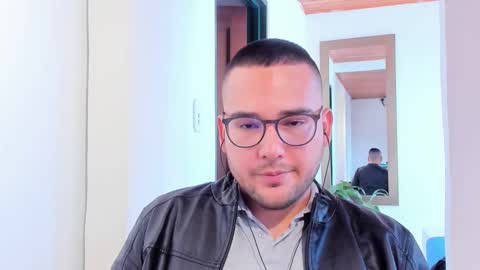 Vito Ferrer online show from March 2025 04:54:02 PM