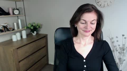 Vivian online show from December 2024 11:49:02 AM