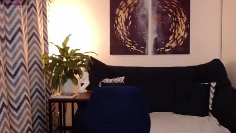 Vivian online show from November 2025 05:57:02 PM