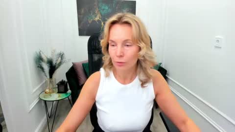 Snapshot of vivianlirei chatting on June 2026 04:37:01 AM Sinti online show from June 2026 04:37:01 AM