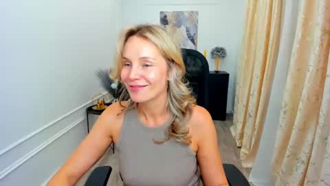 Snapshot of vivianlirei chatting on June 2026 10:15:01 AM Sinti online show from June 2026 10:15:01 AM