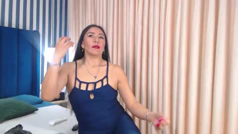 Vivian  online show from November 2025 01:04:02 PM
