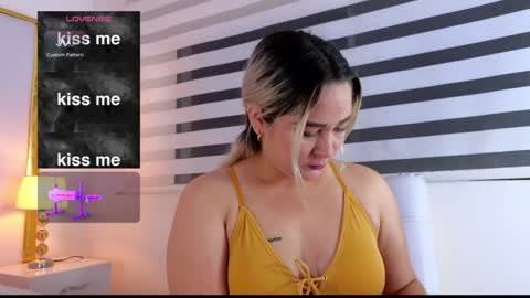 Snapshot of wandahairymilf chatting on January 2025 04:27:01 AM Wanda online show from January 2025 04:27:01 AM