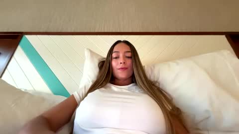 Snapshot of wandathompson_ chatting on April 2026 04:09:02 PM Wanda online show from April 2026 04:09:02 PM