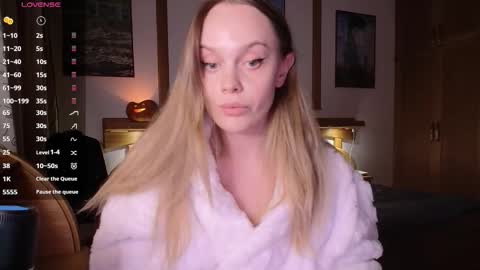 Lana online show from October 2025 07:25:02 PM