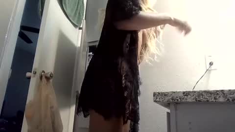 Snapshot of wetkyliecreams chatting on September 2025 04:17:01 PM Kylie online show from September 2025 04:17:01 PM