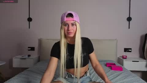 Snapshot of whiteflower_x0 chatting on May 2026 08:09:02 AM ASK ME online show from May 2026 08:09:02 AM