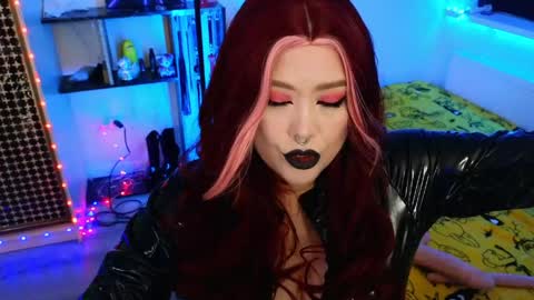 Snapshot of wickedxqueen chatting on May 2026 09:42:02 PM Laura online show from May 2026 09:42:02 PM