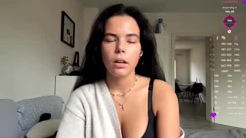 Mia online show from November 2025 08:09:02 AM