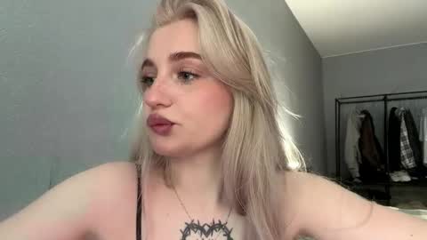 Snapshot of willenasow chatting on May 2026 03:10:01 PM Olivia online show from May 2026 03:10:01 PM