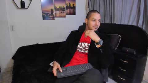 Magnus Dark independent model online show from December 2025 04:53:01 AM