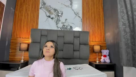 wonderkloe_ online show from April 2026 02:44:02 AM